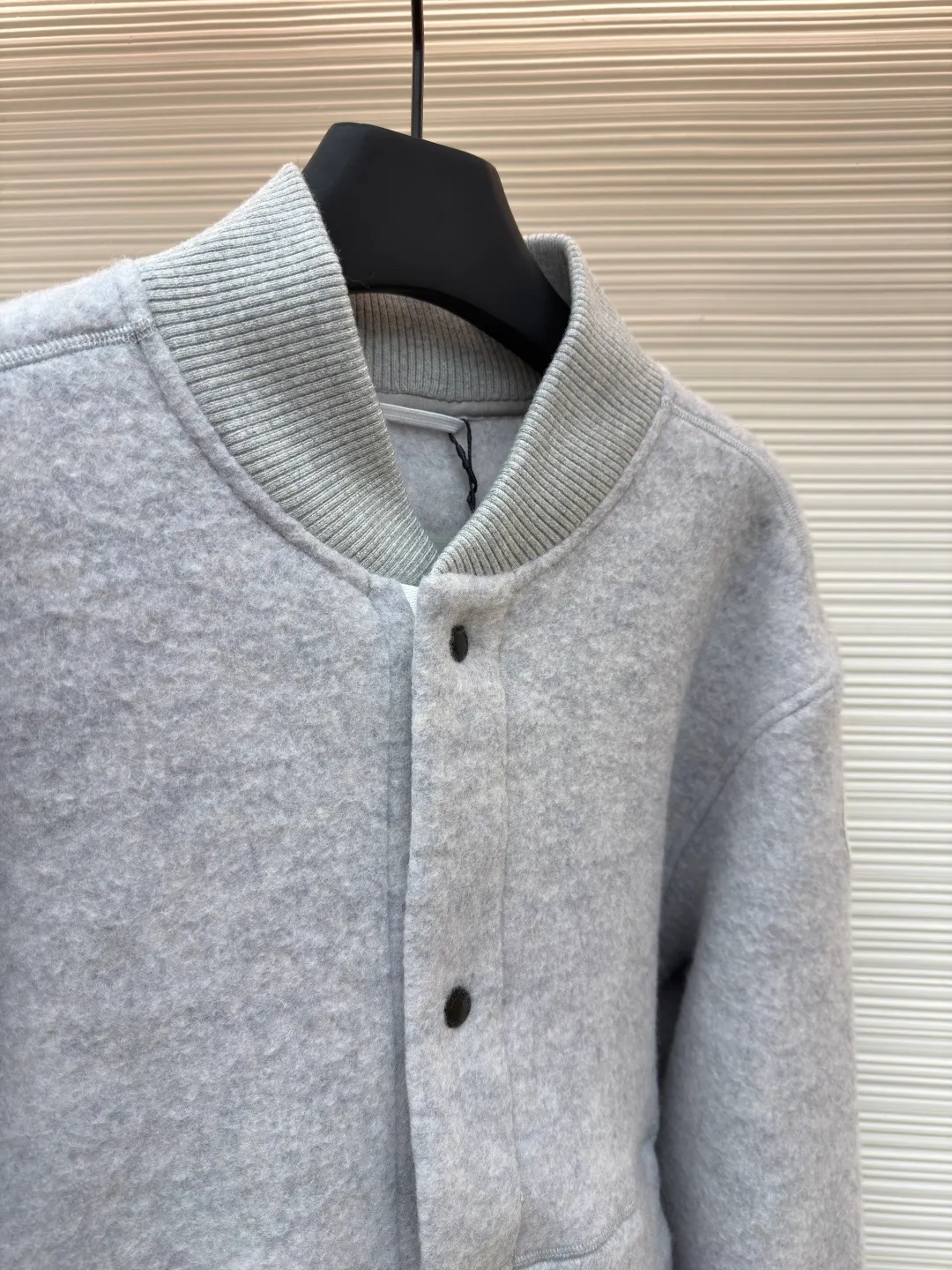 P770 Canada Goose Fleece Badge Button Jacket ●Original version: 5399 purchase and development ●Item number: 1682130-C55 ●Fabric: wool blended fabric ●Technology: rib knitting ●Color: light gray ●Version: fitted version ●Weight: about 930 grams ●Size: S-M-L-XL ●Description: Wool blend fabric: The main fabric of this jacket is light gray wool blend fabric to improve the fabric's wear resistance, wrinkle resistance and warmth. Wool provides good warmth and a natural feel, while blended fibers enhance the fabric's practicality and durability. Rib knit at collar, cuffs and hem for added stretch and fit. The cutting process needs to ensure that the texture and color of the fabric are evenly distributed, especially with this light gray tone, to avoid chromatic aberrations. The stretchability of wool-blend fabrics needs to be taken into consideration when cutting pieces to ensure dimensional stability of the finished garment. Use a sewing needle and thread suitable for wool-blend fabrics to avoid damage to the fabric during sewing. The sewing stitches are even and firm to prevent thread stripping. The temperature needs to be controlled during ironing to avoid high temperature damage to the fabric while keeping the fabric smooth and crisp. The overall wiring is straight and delicate, the fabric is comfortable and soft, and the color is consistent without color difference. It can be matched with the same style to create a fashionable look and control various occasions. Customized accessories, complete with three standards, same style for men and women!
